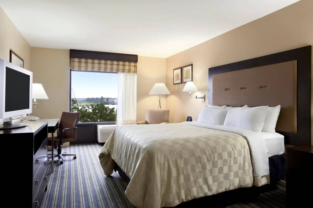 DoubleTree by Hilton New Bern - Riverfront