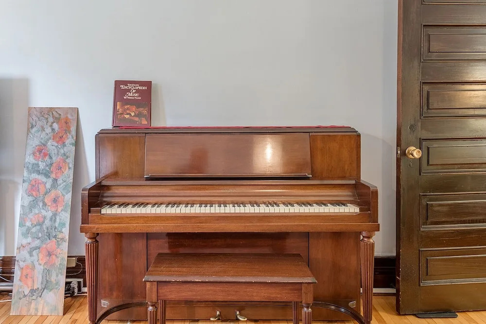 Beautiful Vintage 2BR- Heart Of Downtown
