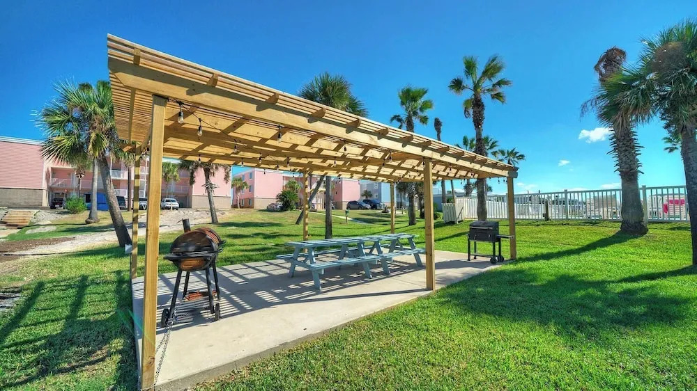 Sleeps 18 2 Beachfront Condos, Pool, Pickleball Courts Island Retreat
