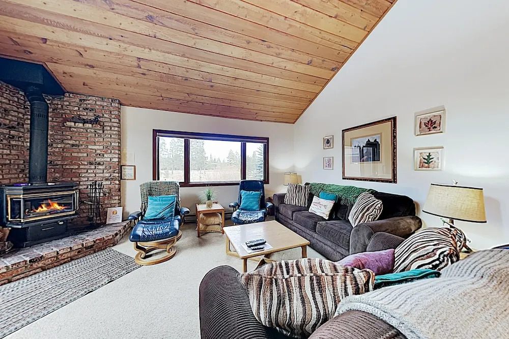 New Listing! Eagle Lodge Getaway W/ Pool & Sauna 2 Bedroom Condo