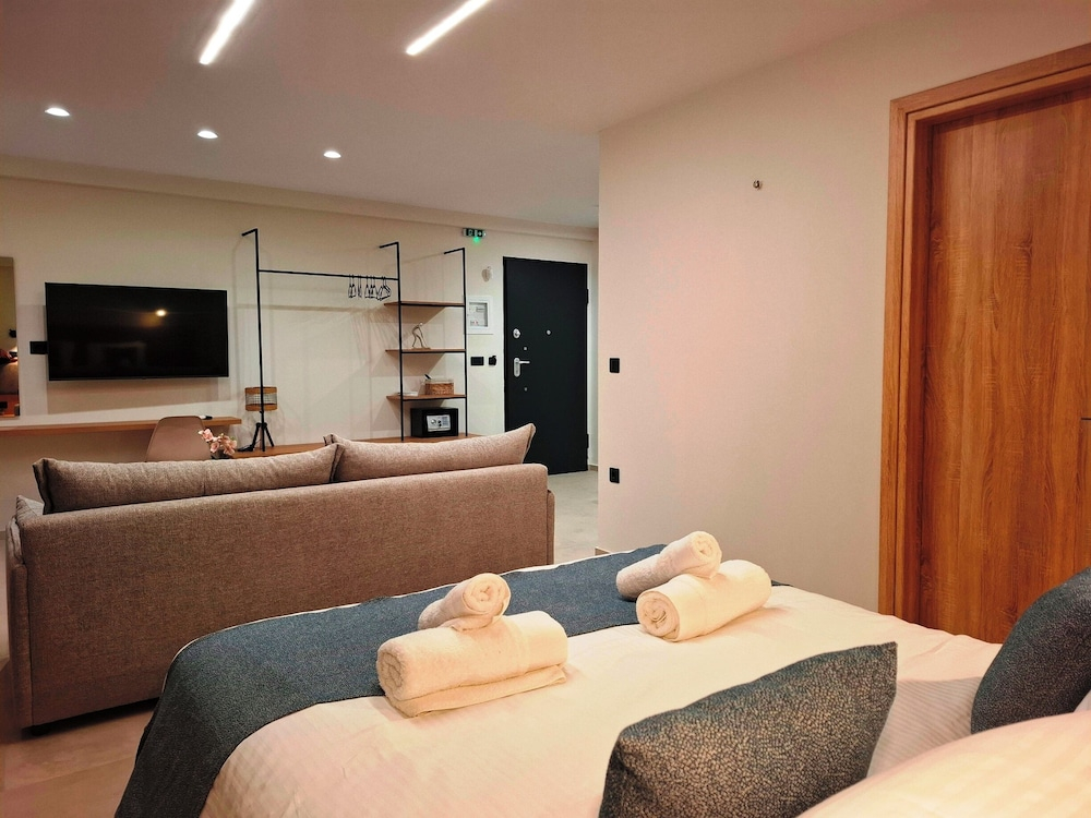 Aelia Luxury Apartments & Pool