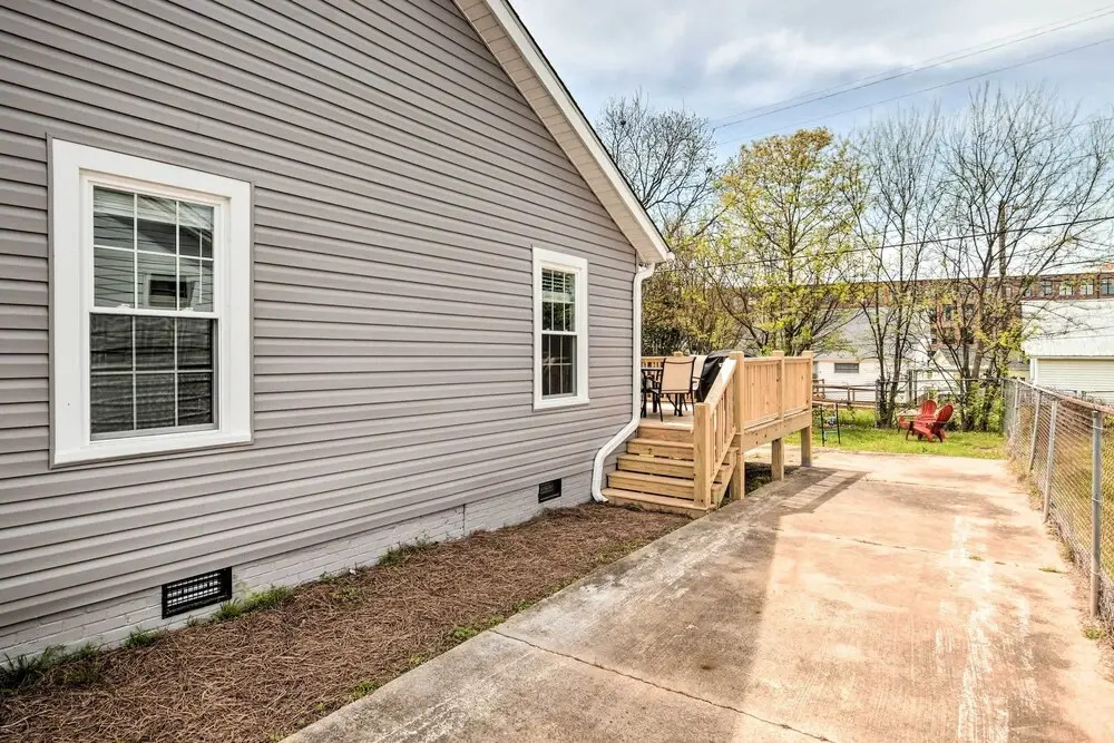 Ideally Located 'penne Place' w/ Deck & Grill