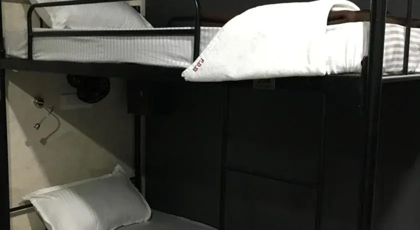 Airport Hostel 13