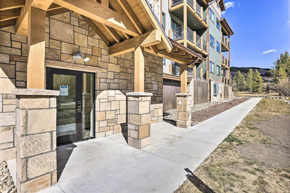 1 Mi to Ski Slopes! Mtn-view Condo in Keystone
