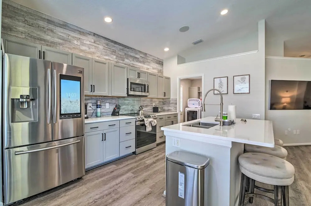 5 Mi to Disney World: Retreat w/ Pool & Lanai