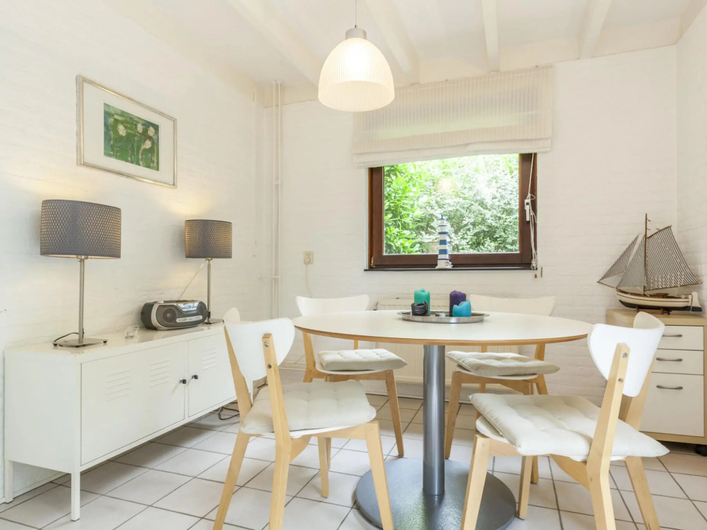 Lovely holiday home in Wolphaartsdijk close to the lake