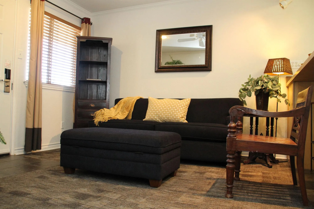 Vineyard Court Designer Suites Hotel