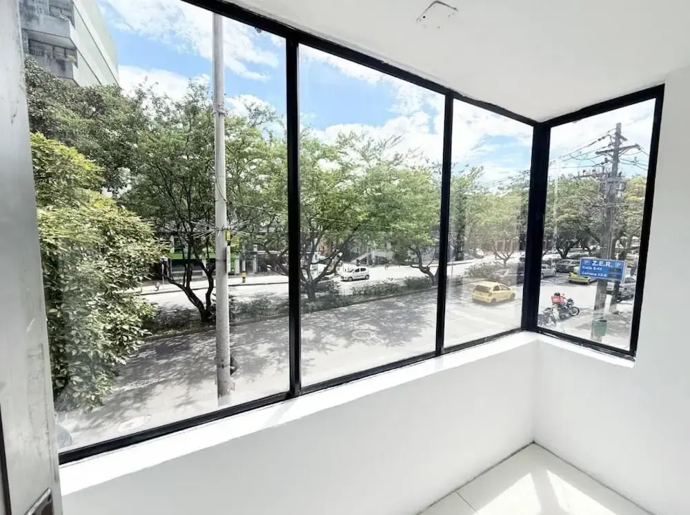 2 bedroom apartment 1 block Lleras park