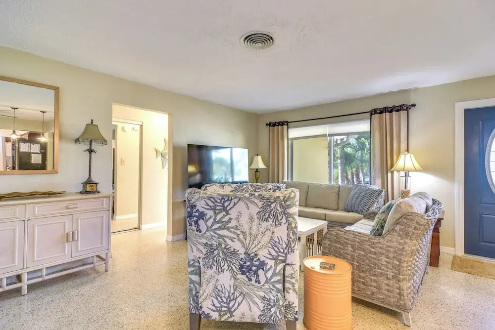 4 Mi to Dog Beach: Largo Home w/ Pool & Hot Tub!