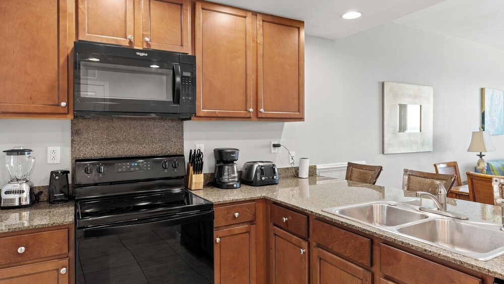 2 Beachfront Condos BBQ Balconies, Resort Pool, Hot Tub + Direct Beach Access