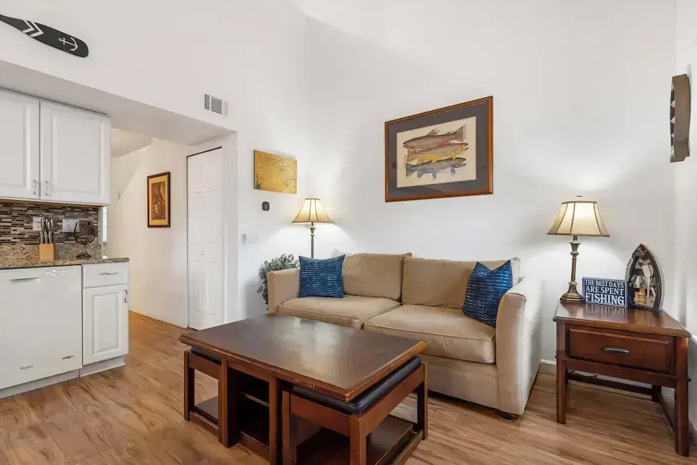 Peaceful Lakeview Escape - For 6
