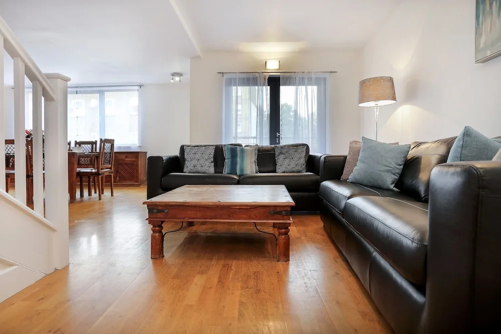 Spacious & Modern 3 Bedroom Apt Near Canary Wharf