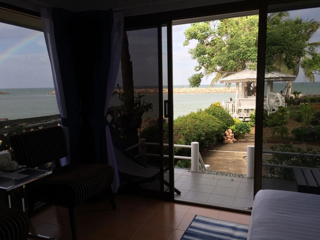 Chomtalay Resort at Had Chaosamran Beach
