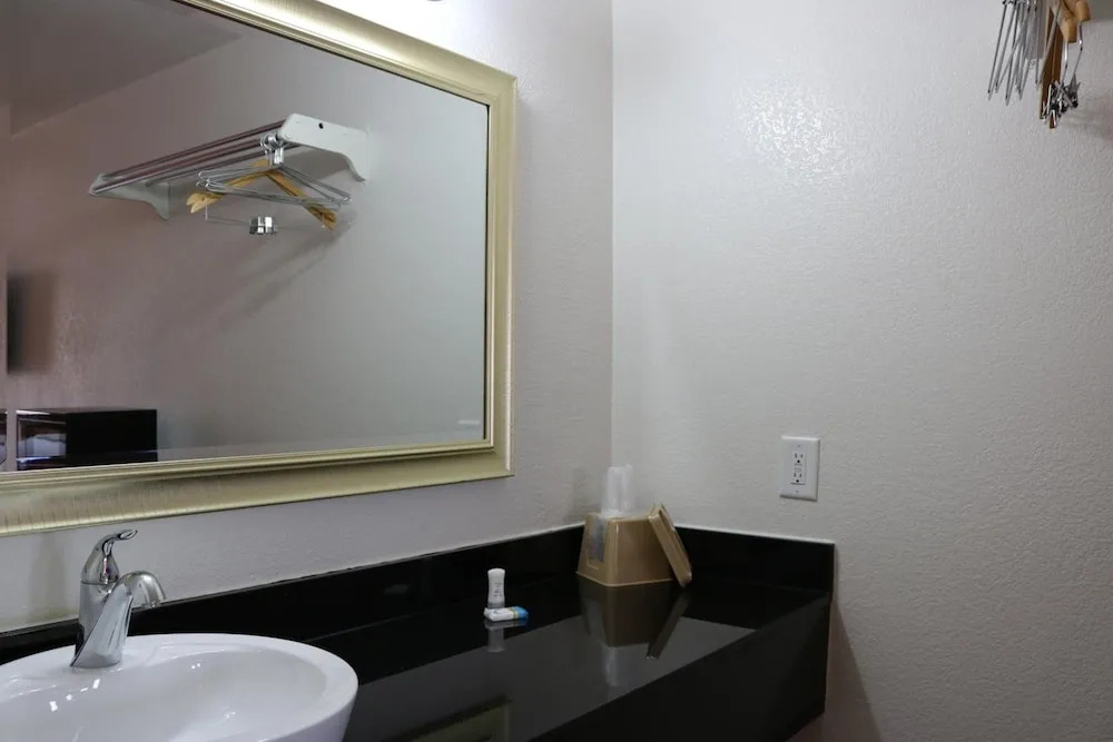 Heritage Inn & Suites