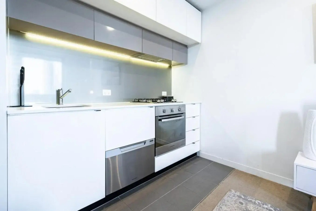 Bright 1BR1BA in MEL CBD+Balcony +wifi