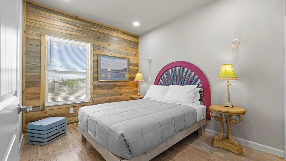 Sleeps 22 3 Homes on the Bay w/ Waterfront Pool + Boat Dock Laguna Village