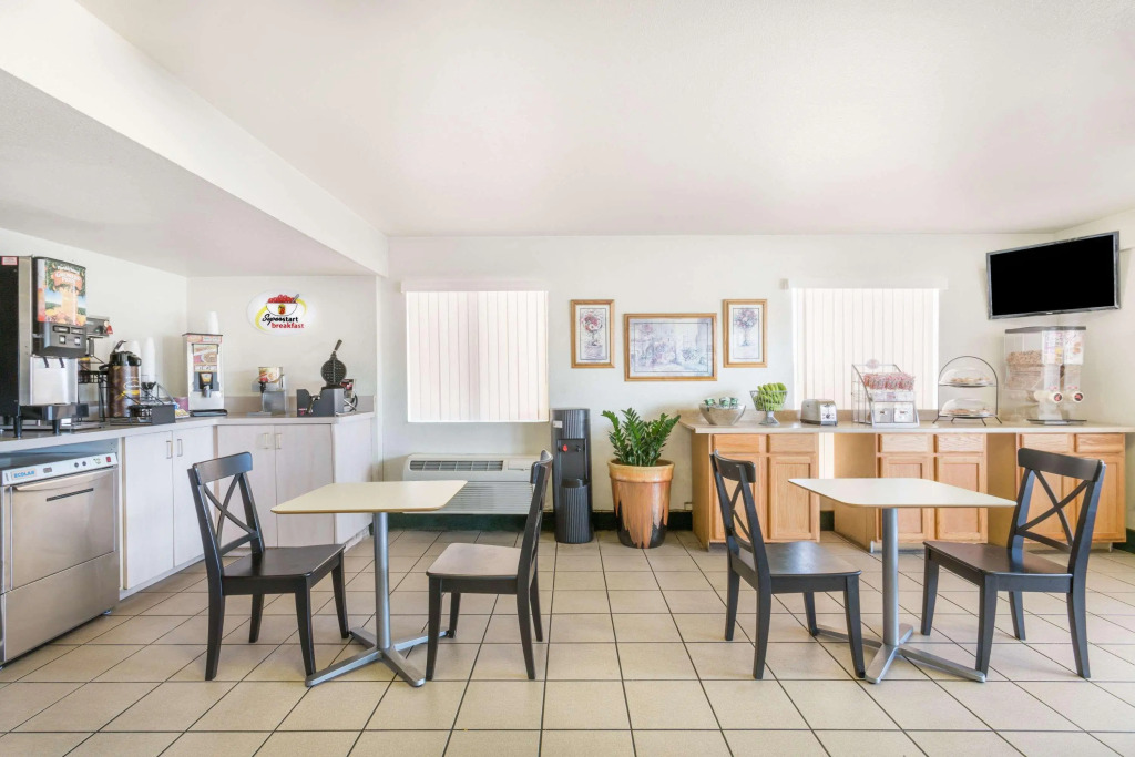 Super 8 By Wyndham Phoenix Metro North