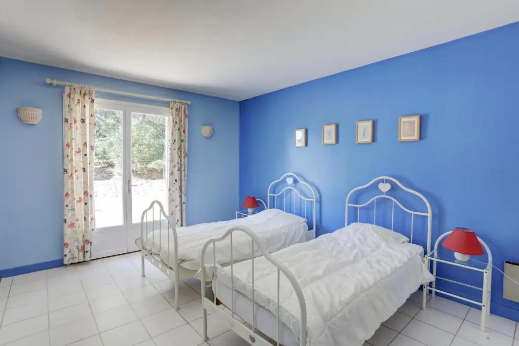 villa 8 pers, climatisée, piscine chauffée, un havre de paix sous les pins parasols