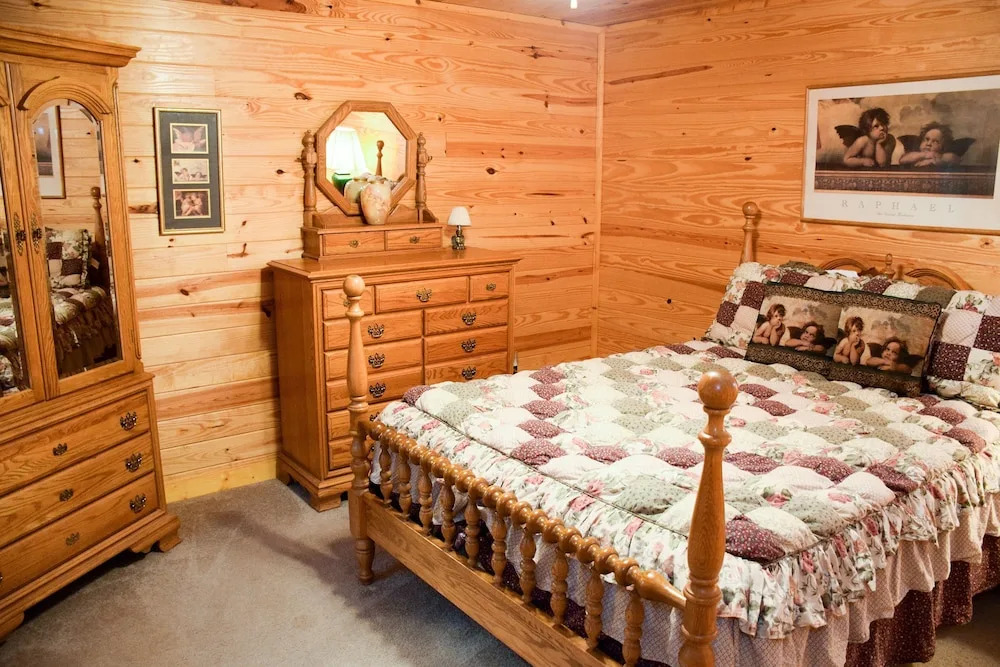 WEEKS WORTH - 3 Br Cabin