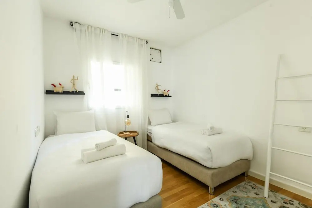 Stylish 3-BR Apt w Balcony and Parking