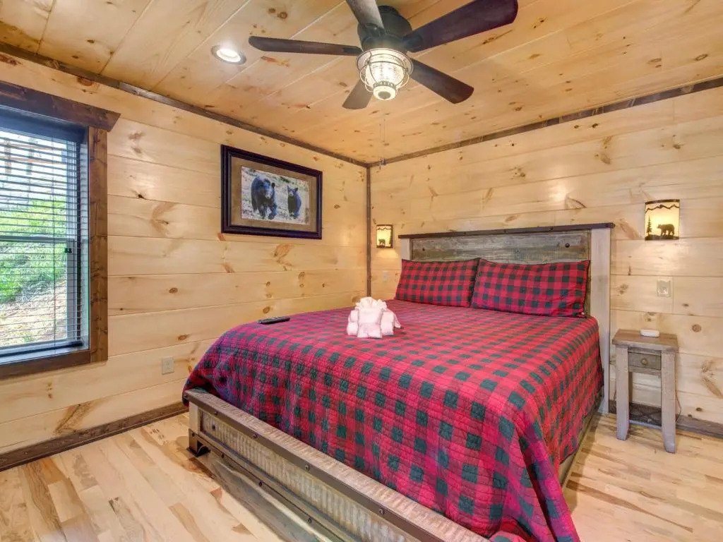 Splashtastic View Lodge, 7 Bedroom, Private Indoor Pool, Theater, Sleeps 20