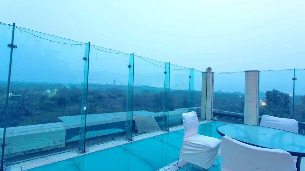 Hotel Thirty Three