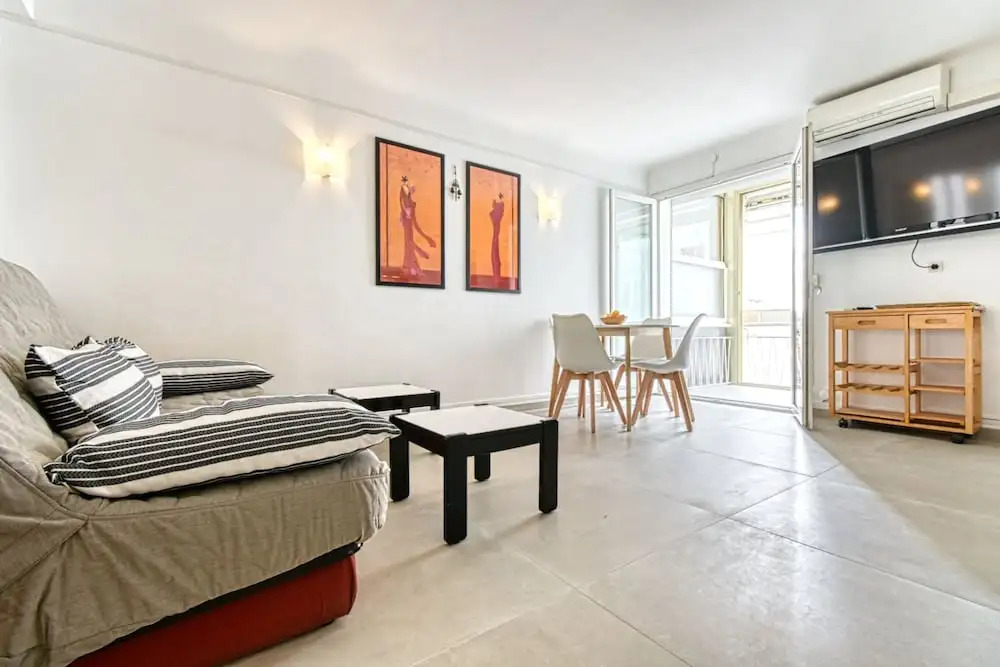 Sunny Apartment With Magnificent View of Plage du Midi Beach