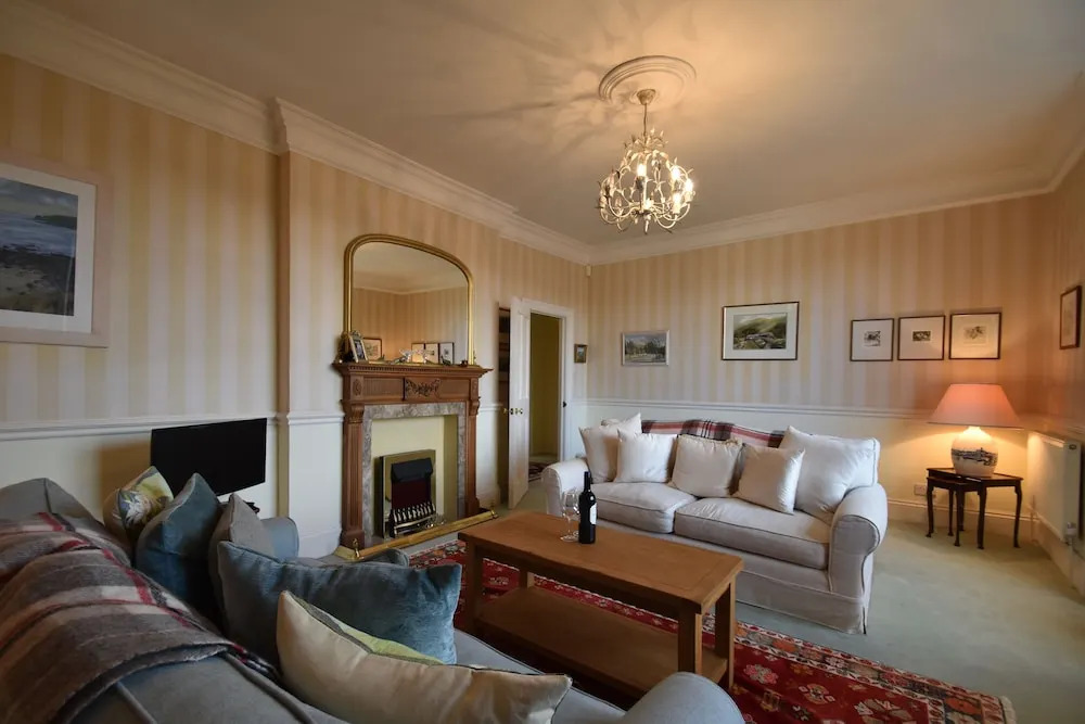 Whitefriars, Rye - central location with parking for 3 cars - large family home