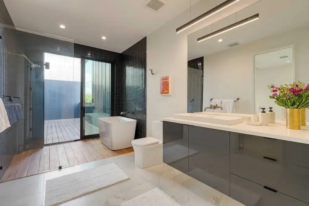 Modern East Austin Home w/ Pool, Near Downtown & Lady Bird Lake Casa 1803 by Avantstay