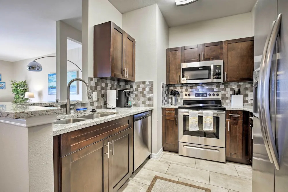 Modern Condo w/ Pool: 4 Mi to Clearwater Beach!