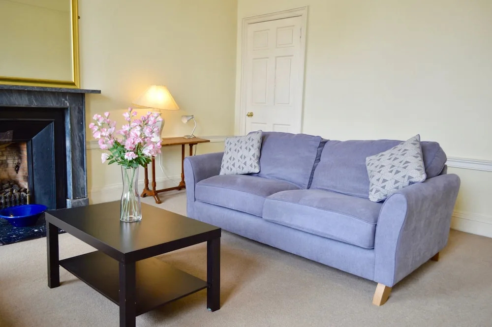 Charming Traditional 2 Bedroom Flat in Edinburgh New Town