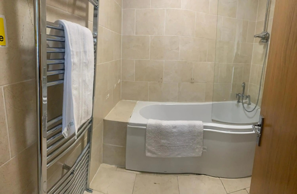 Beautiful 6 Bedroom with spacious Lounge & Rooms Free parking