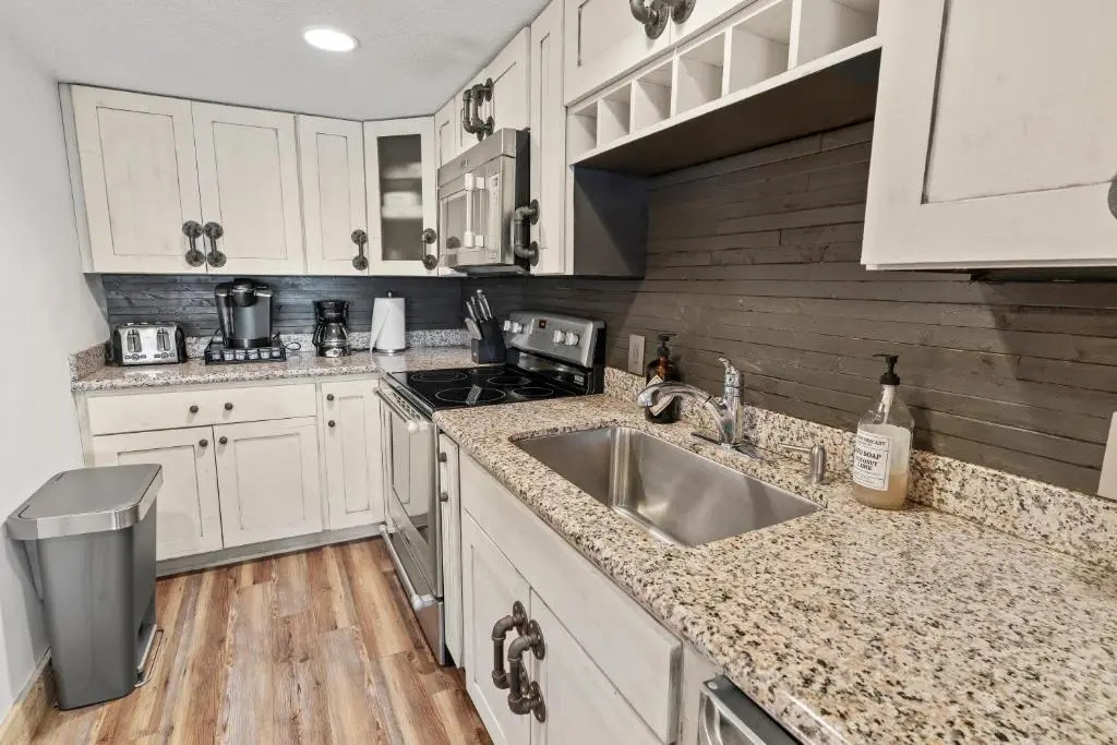 TOWER 2 MASTER SUITEs, 2 KINGS BEDS, MARINA