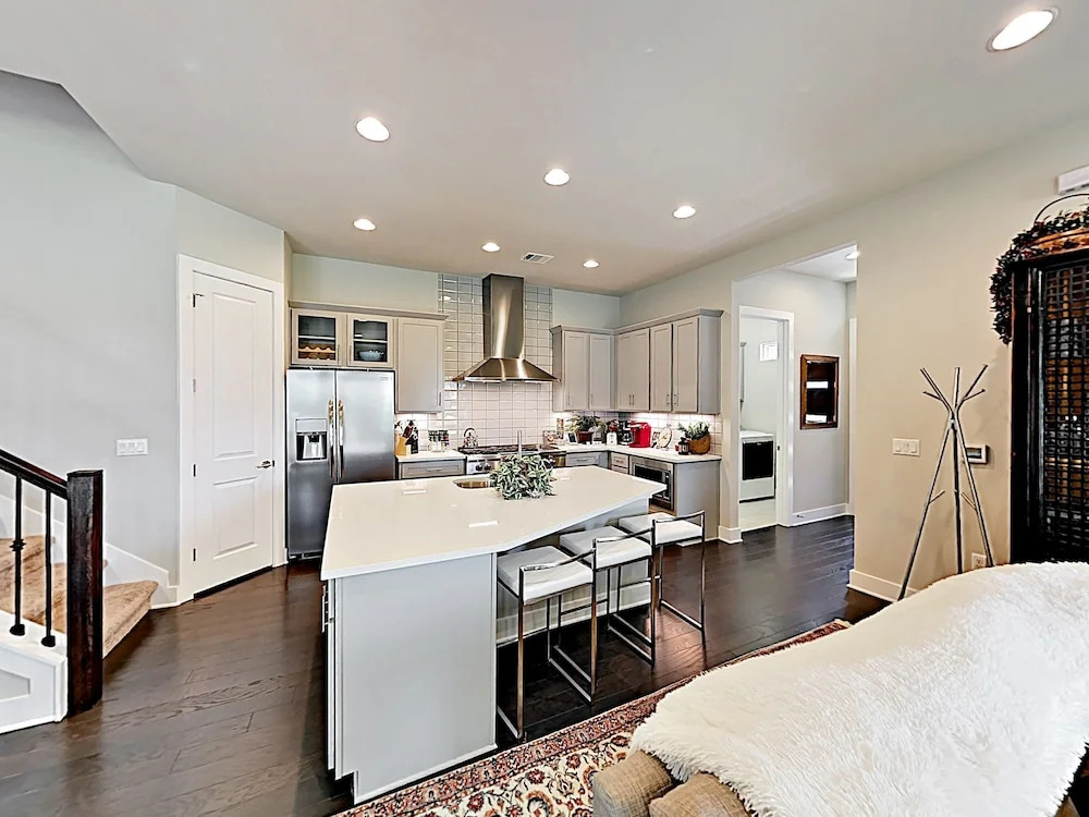 New Listing! Spacious & Lavish Getaway - Downtown! 3 Bedroom Home