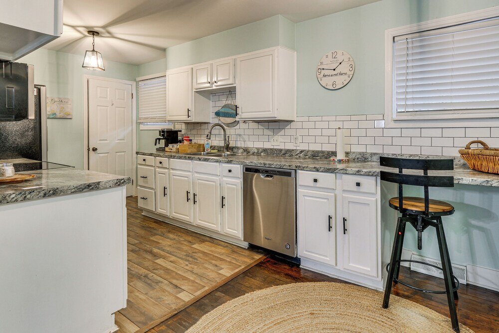 5 Mi to Historic Dtwn Beaufort: Family Gem w/ Yard