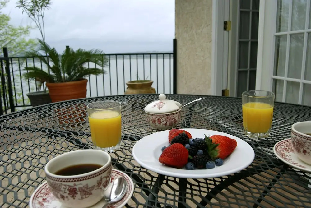 Lakehouse Bed and Breakfast