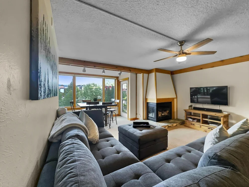 Timeless Classic Ski Condo - SH404 by RedAwning