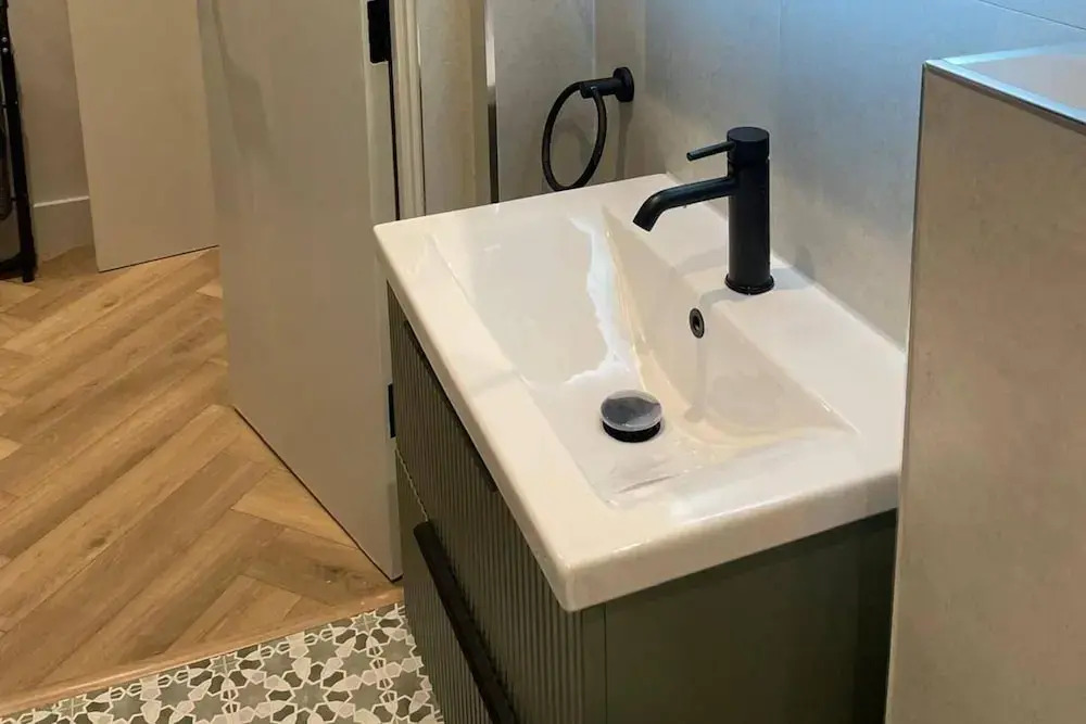 Nw119sg-modernapt-2guests-2br-1minhighstreet