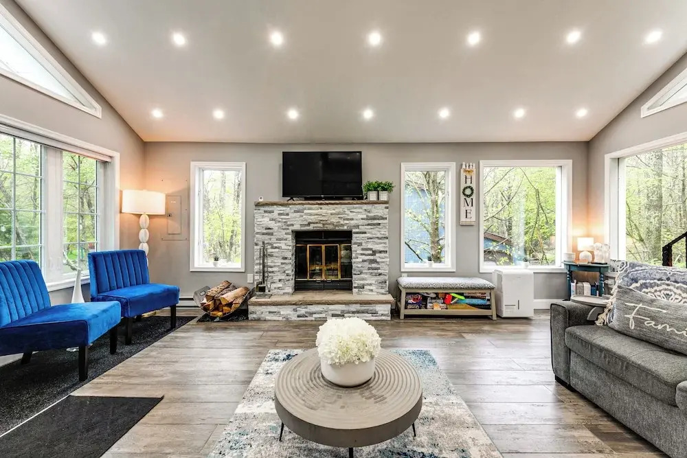 < 2 Mi to Big Bass Lake: Modern Mtn Chalet!
