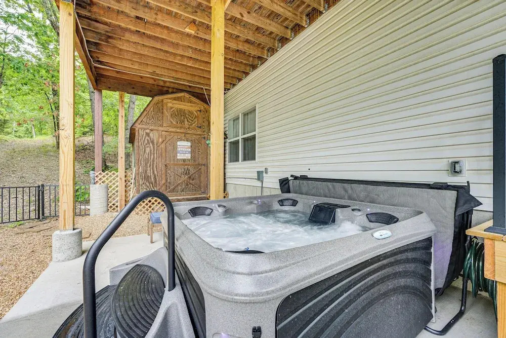 Hot Tub and Game Room! Secluded Branson Escape