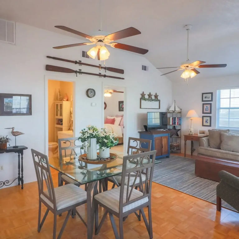 2nd Row Beach Home Ocean Views Old School Vibes - 1 min Walk to Sunny Beach