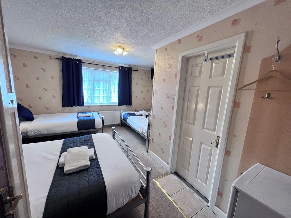 All Seasons Gatwick Guest House & Parking