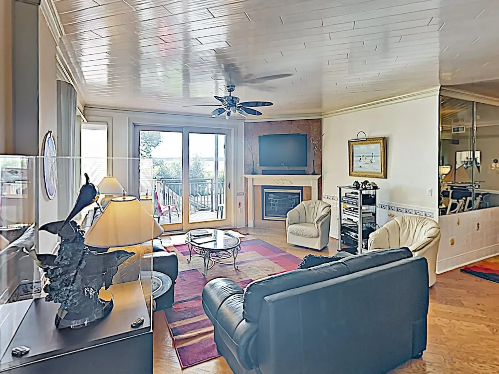 New Listing! All-suite Ocean-view W/ Pool 2 Bedroom Condo