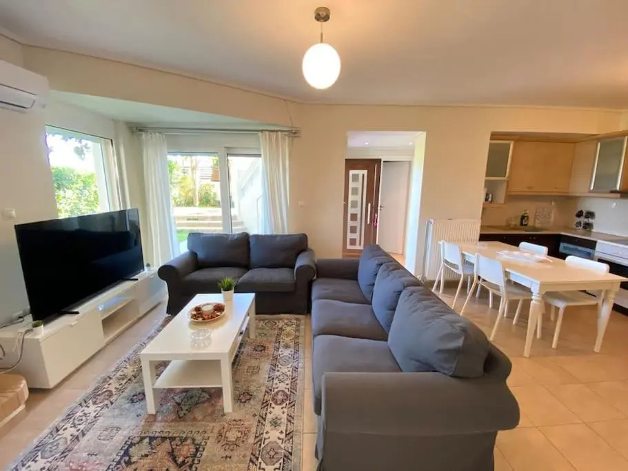 Cozy 2 Room Apartment With Garden near Athens Air-Port