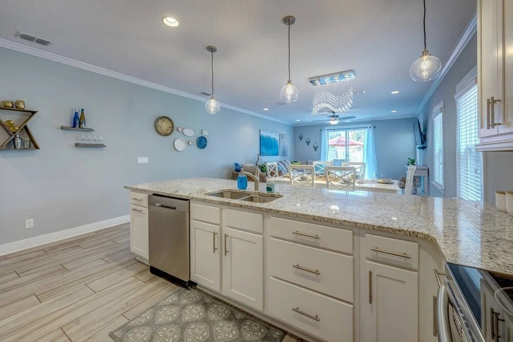 Sun-splashed Luxe Townhome - Walk to the Sand