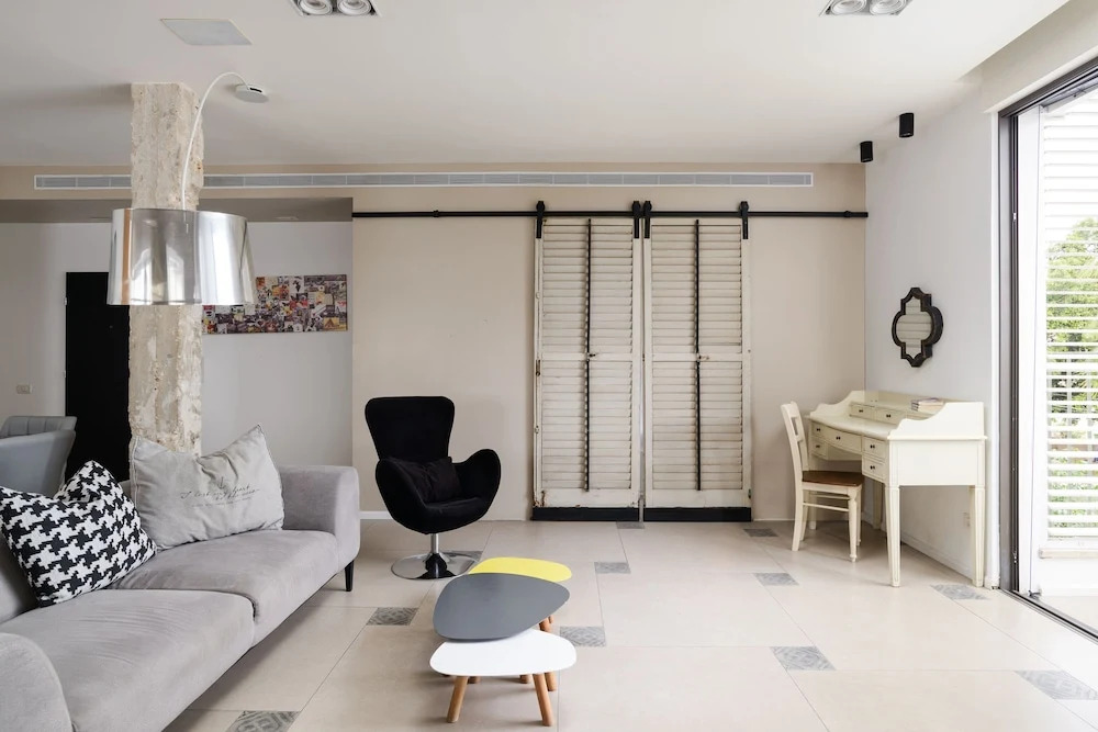 Vintage 3BR with Balcony by FeelHome