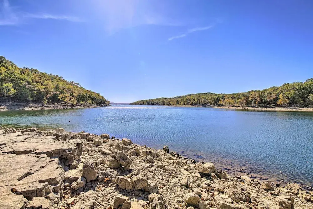 Near Silver Dollar City! Condo w/ Hot Tub & Lake