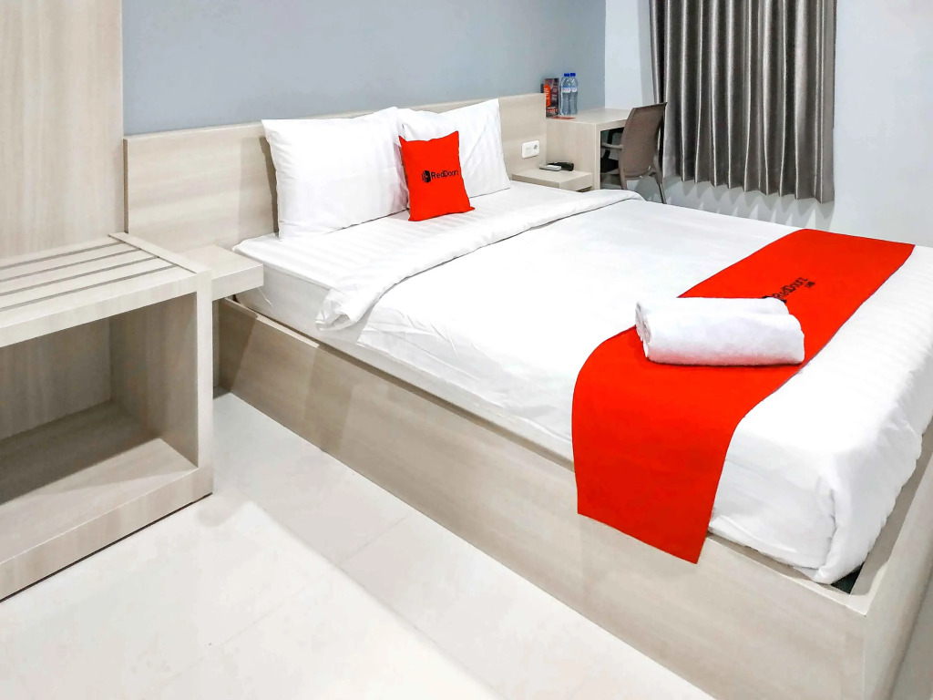 RedDoorz near Pasar Atom Mall