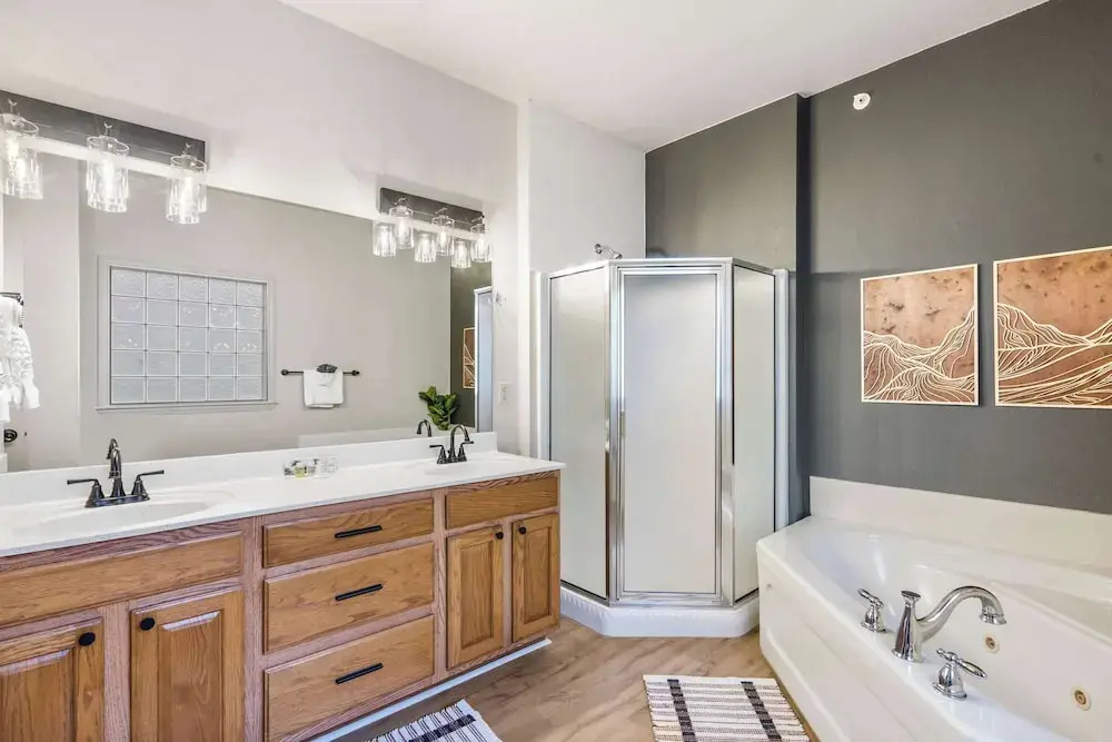 T Time Getaway - Overlooking Golf Views!