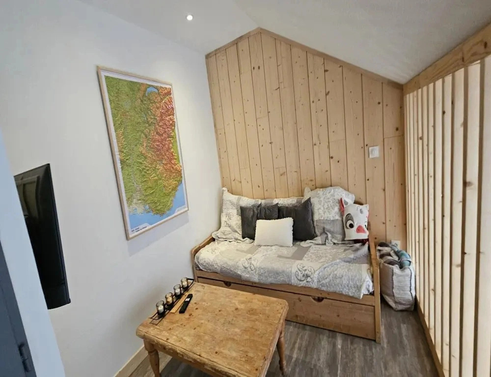 Alpine Retreat With Balcony and Parking